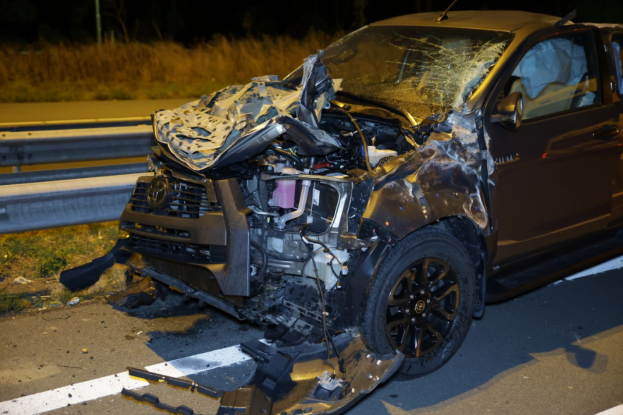 Brokstukken op snelweg na forse aanrijding